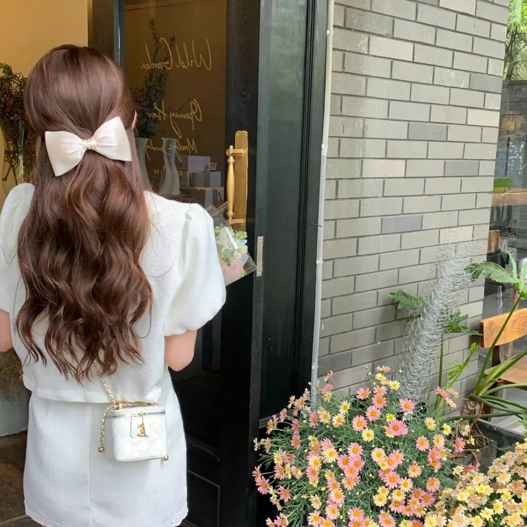 与一位女士合影